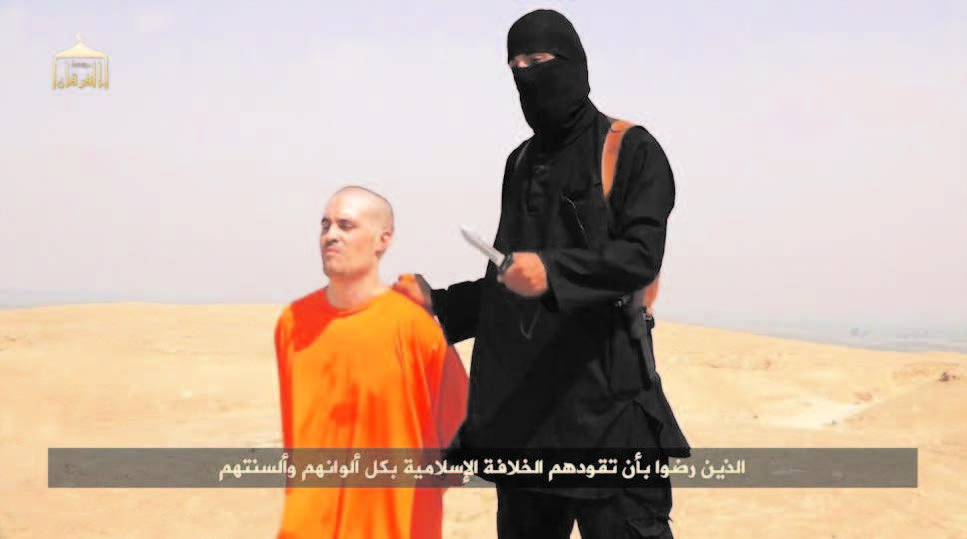 US journalist Steven Sotloff kneeling next to a masked Islamic State fighter, known as 'Jihadi John.