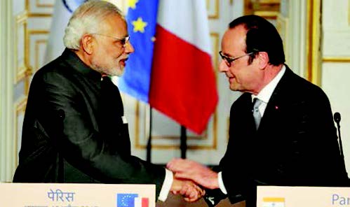 Prime Minister Modi and French President Hollande shake hands at the joint press conference in Paris, April 10