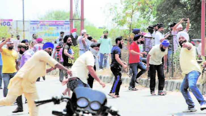 Protesters pelt stones at police in Jammu. Source- PTI photo