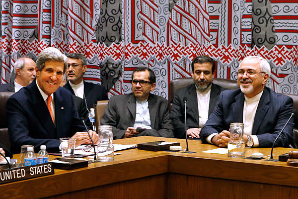 U.S. Secretary of State John Kerry (L) with Iranian Foreign Minister Mohammad Javad Zarif in negotiations in Geneva. (File photo)