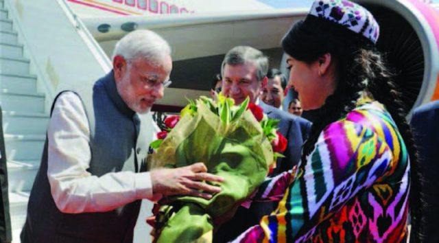 The PM being welcomed on his arrival at Tashkent