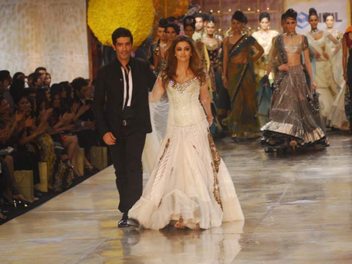 Aishwarya with Manish on the ramp.