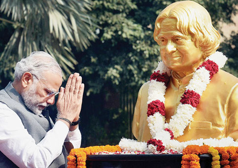 PM Modi bows before the bust of Kalam