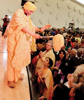 Brahmrishi Sri Guruvanand Swami blessed a large number of devotees at the NY event on October 4