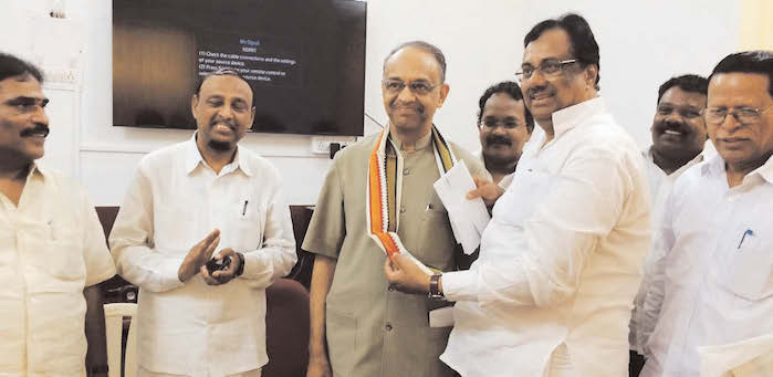 Tamil Nadu Pradesh Congress Committee President EVKS Elangovan (third from right) honors Abraham