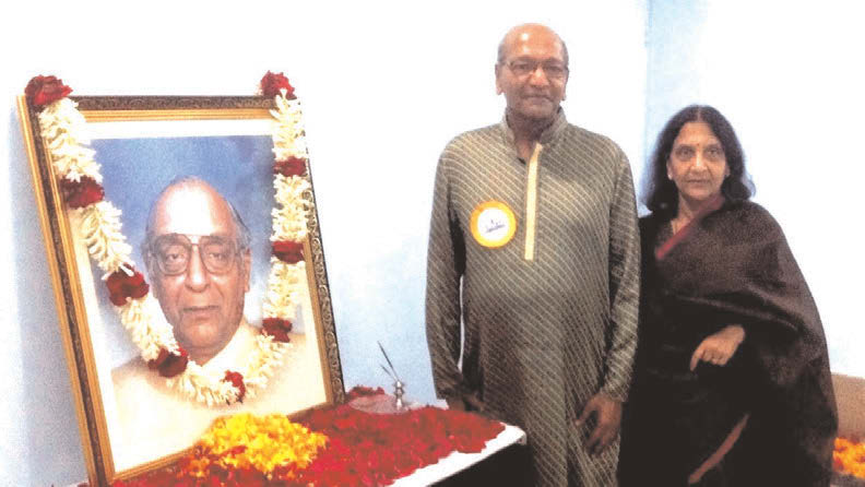 Jhunjhunwala paying respects to Ekal Founder Shri Madanlal Agreawala