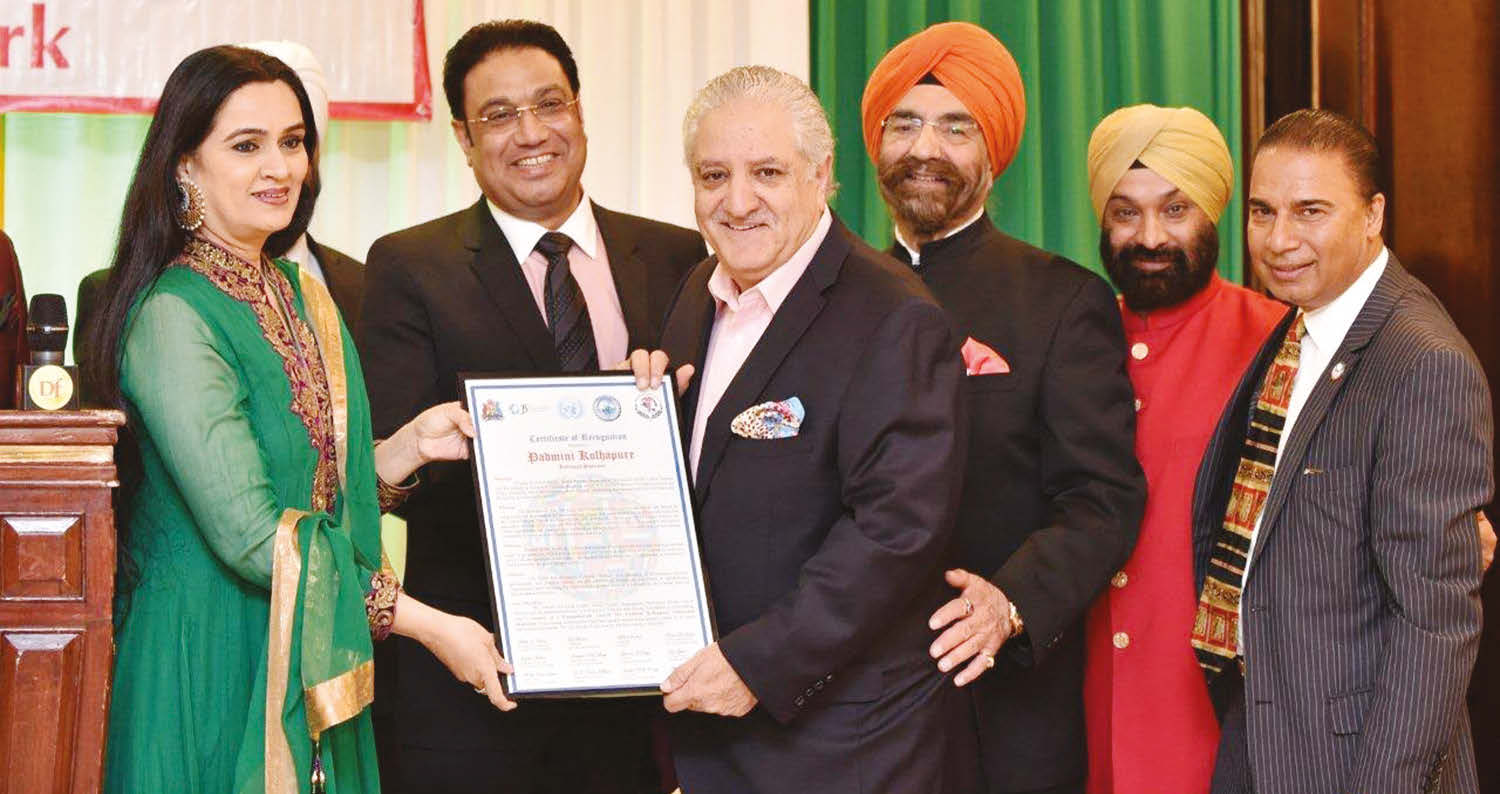 Bollywood star of yesteryear Padmini Kolhapure being awarded by Mr. Kamal Dandona , Also seen are Mr. D P Singh, Mr. Surender Dhall, Mr. Bunty Singh and Mr. Bobby Kumar