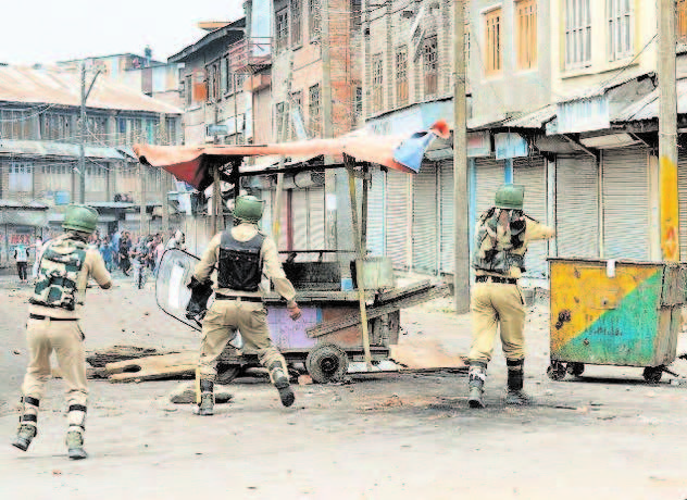 Picture shows protesters clashing with police at Batamallo in Srinagar. Photo courtesy Nissar Ahmed