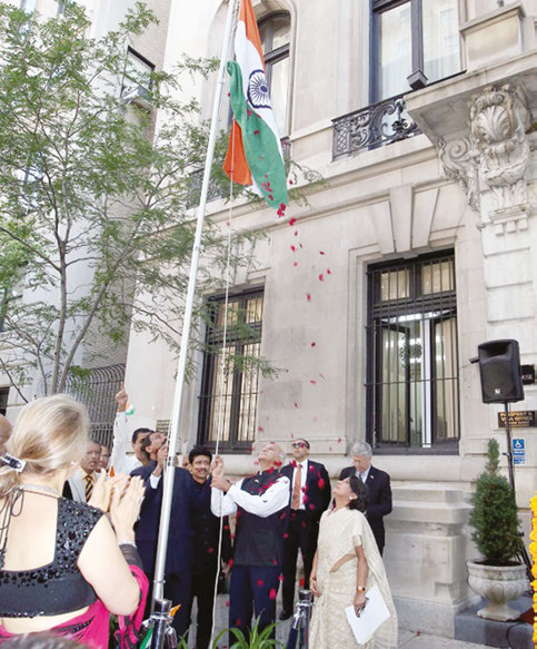 India's Minister of State for External Affairs M.J. Akbar unfurls the Indian National Flag at the Indian Consulate in New York, August 15, 2016. Looking on is Consul General Riva Ganguly Das, to Minister's left. Photo/ Moahmmed Jaffer-SnapsIndia