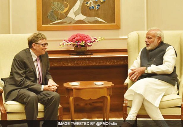 Microsoft founder Bill Gates (left) praised PM Narendra Modi's move to demonetize 500 and 1000 rupee notes