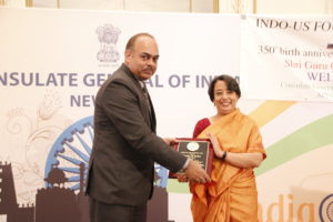 Consul General presents a plaque to Mr. Sunil Sharma, CE of Bank of India