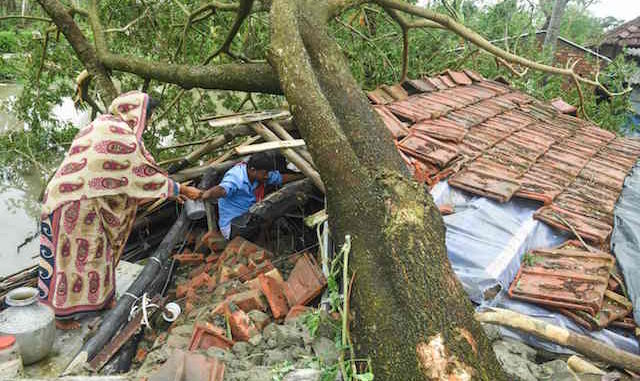 INDIA-BANGLADESH-WEATHER-CYCLONE