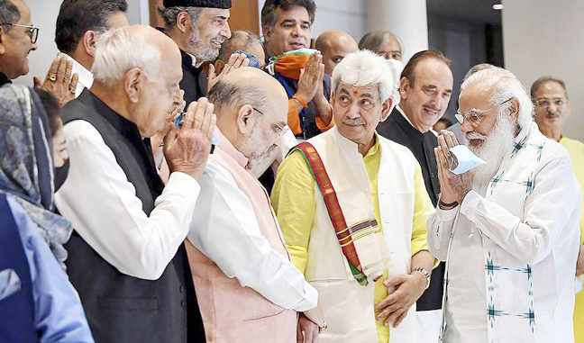 Pic for J & L leaders find common ground Modi-Farooqjpg