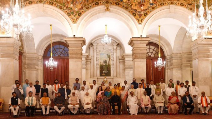The new inductees in the council of ministers with President Kovid and PM Modi