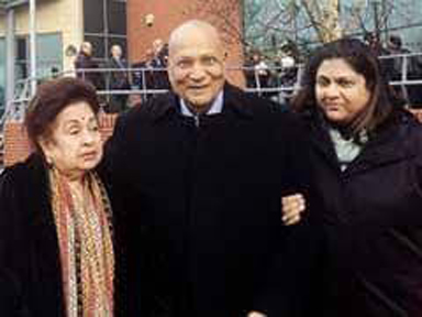 Indian-origin British industrialist Lord Swraj Paul’s wife Aruna passes away in UK