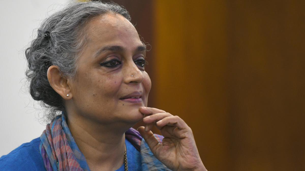 Worldwide condemnation of  move to prosecute Arundhati Roy