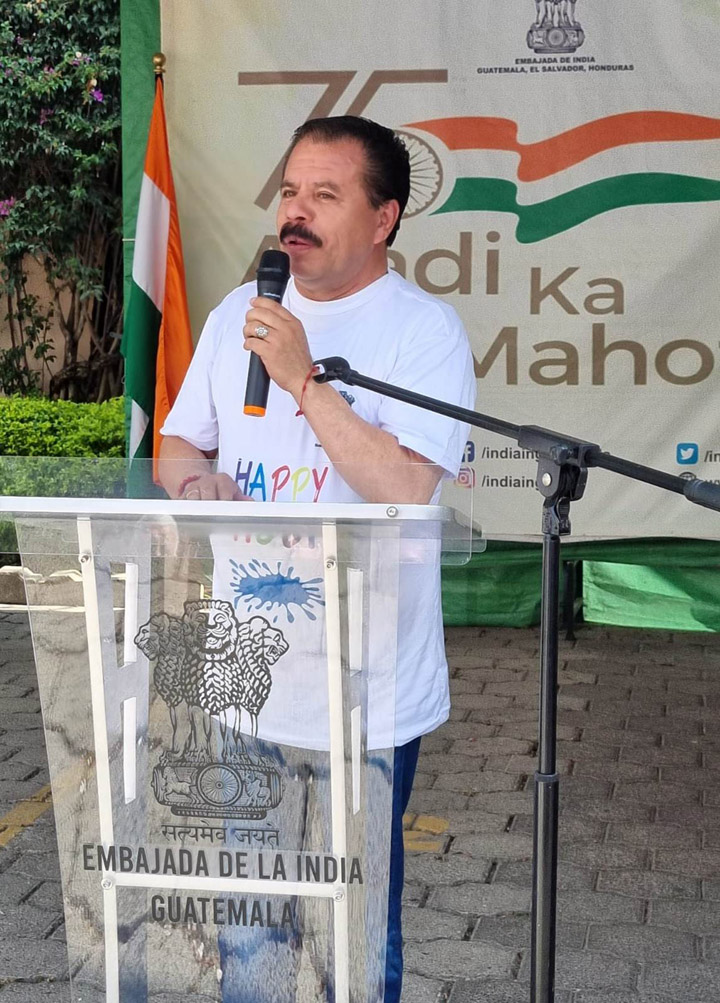 El alcalde Juan Fernando López expresó su alegría por participar en la colorida celebración de Holi y sus conocimientos de su reciente visita a la India.