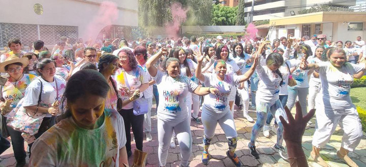 Los participantes se deleitan con espectáculos de danza Bollywood durante el festival.