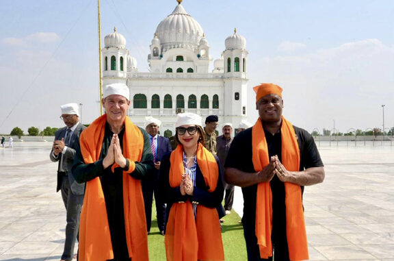 T 1 TOM in front of the Gurdwara Sahib in Kartarpur Sahiib